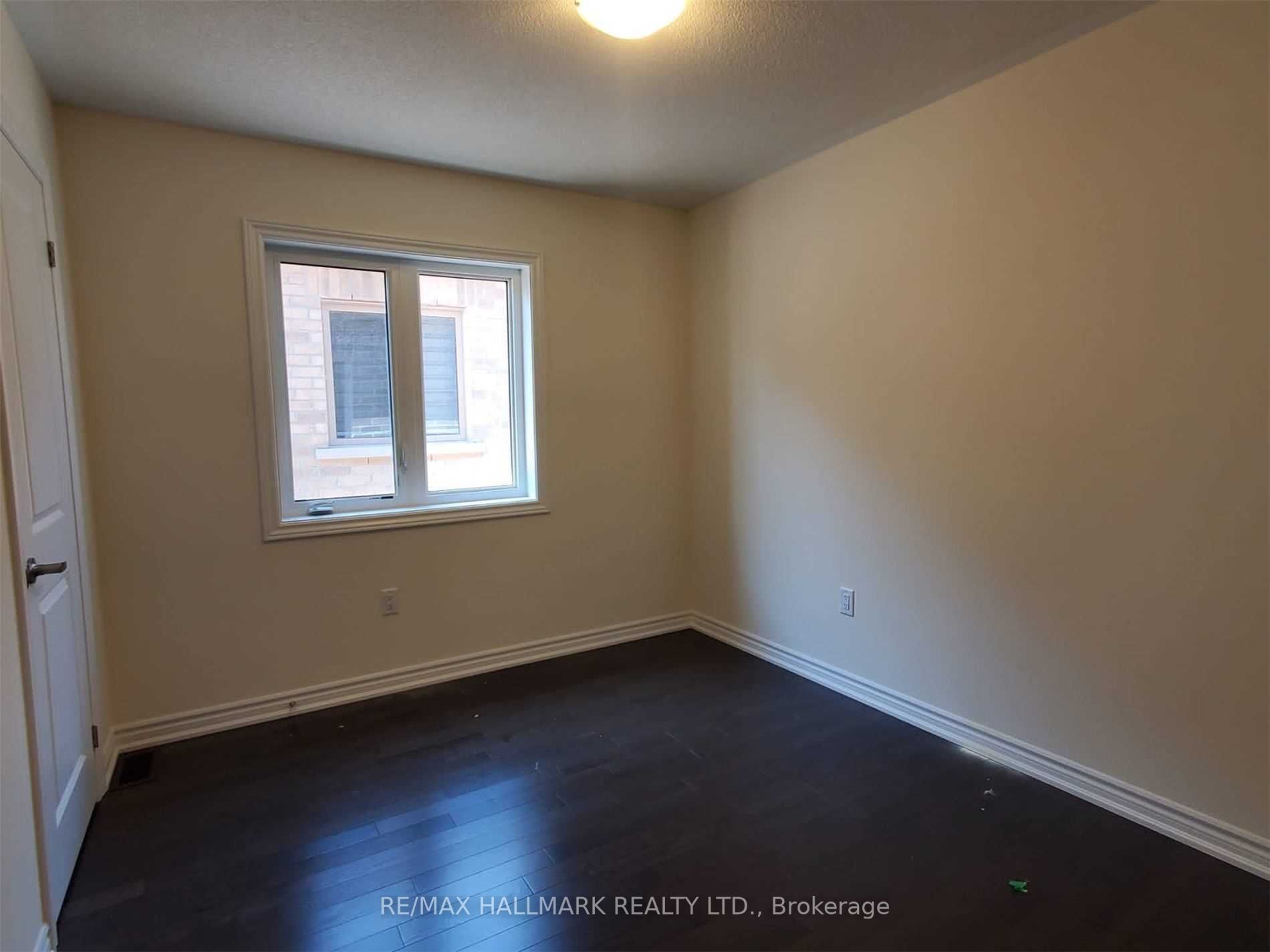 2296 Grainger Loop Cres