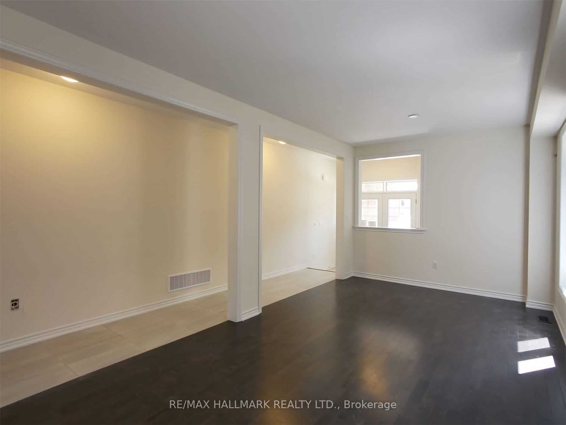 2296 Grainger Loop Cres