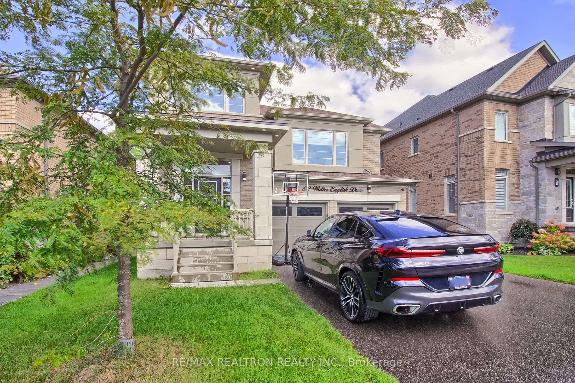 82 Walter English Dr N