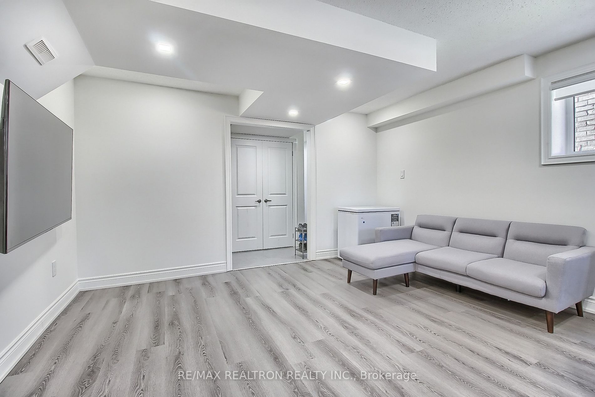 82 Walter English Dr N