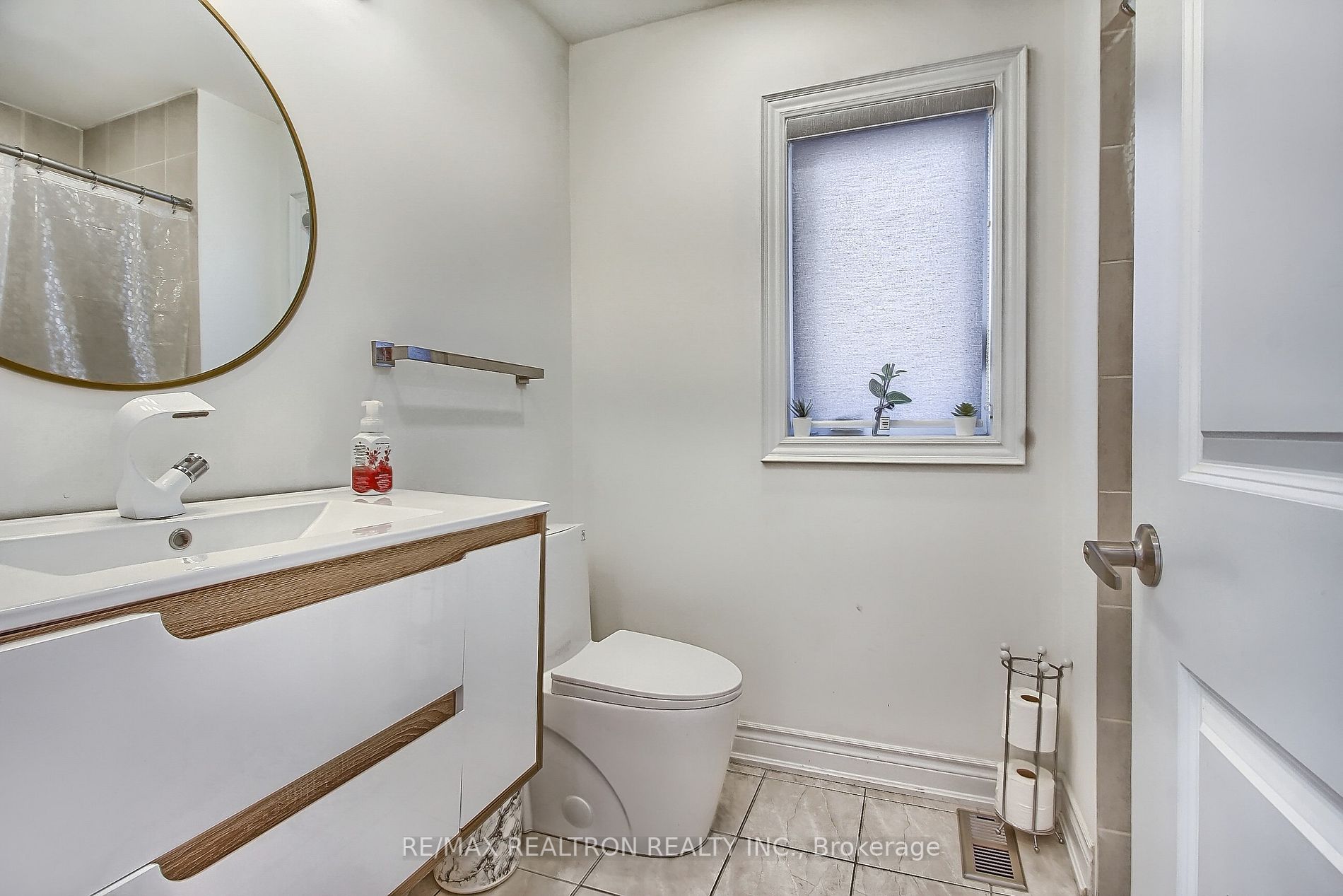 82 Walter English Dr N