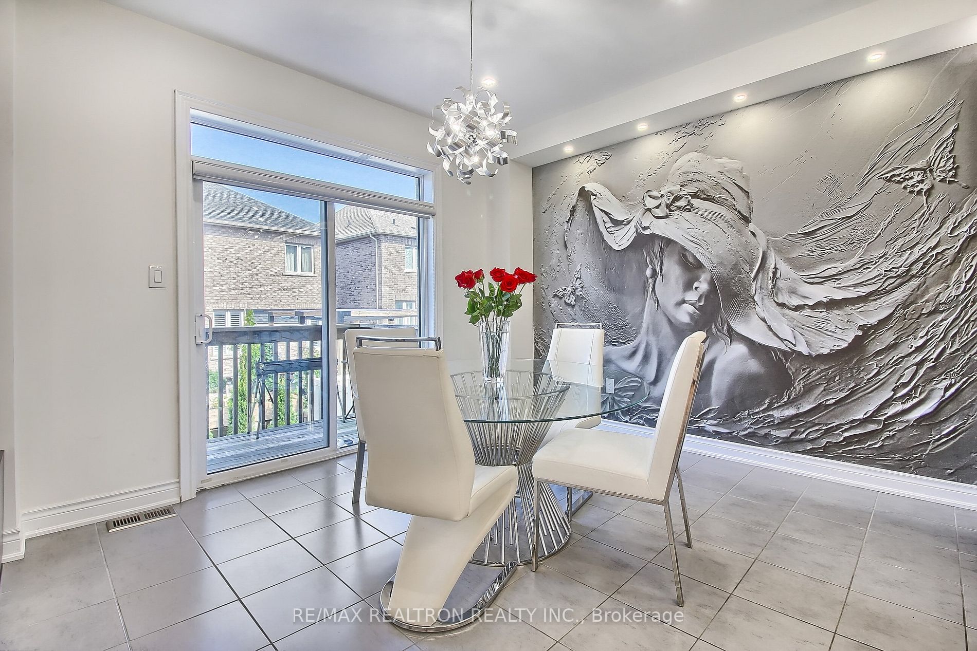 82 Walter English Dr N