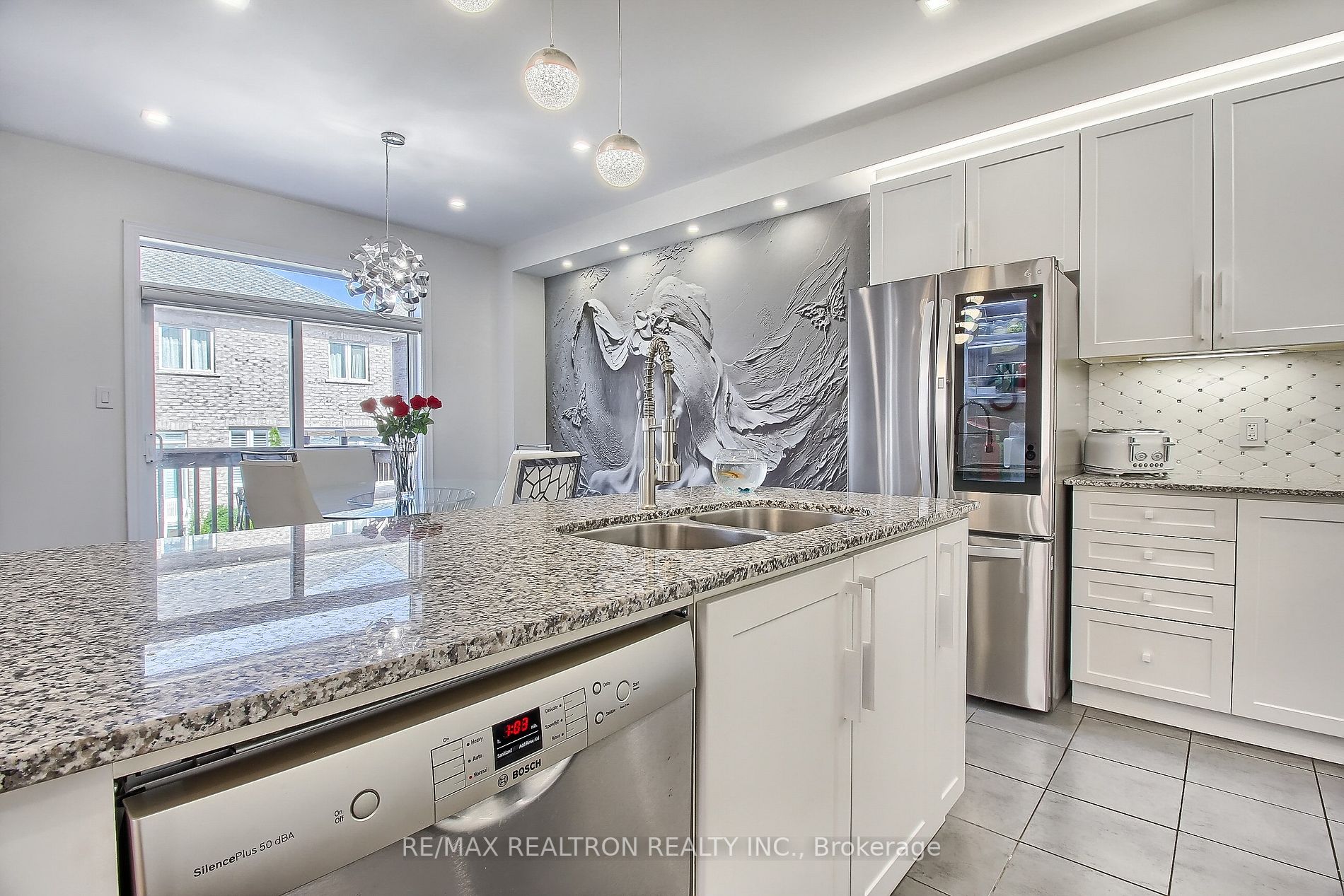 82 Walter English Dr N