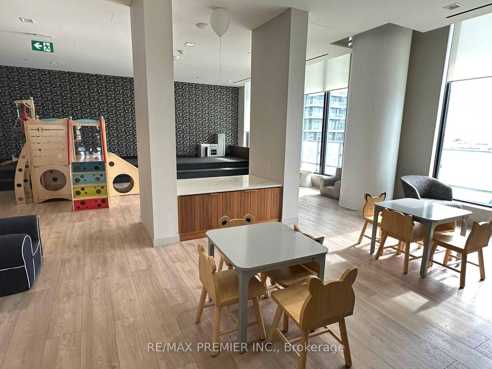 950 Portage Pkwy, #2902