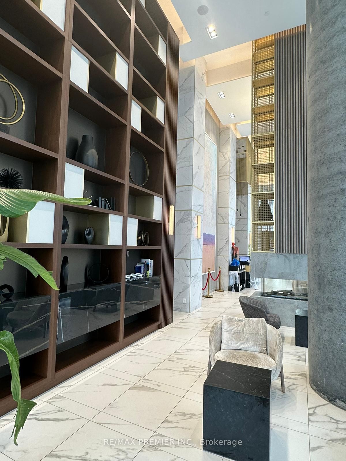 950 Portage Pkwy, #2902