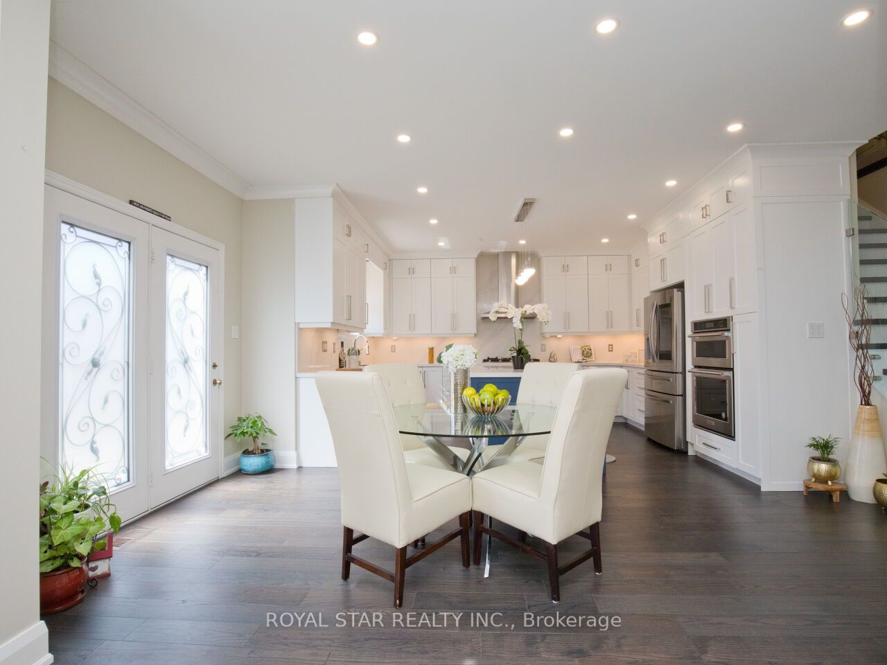 123 Royview Cres