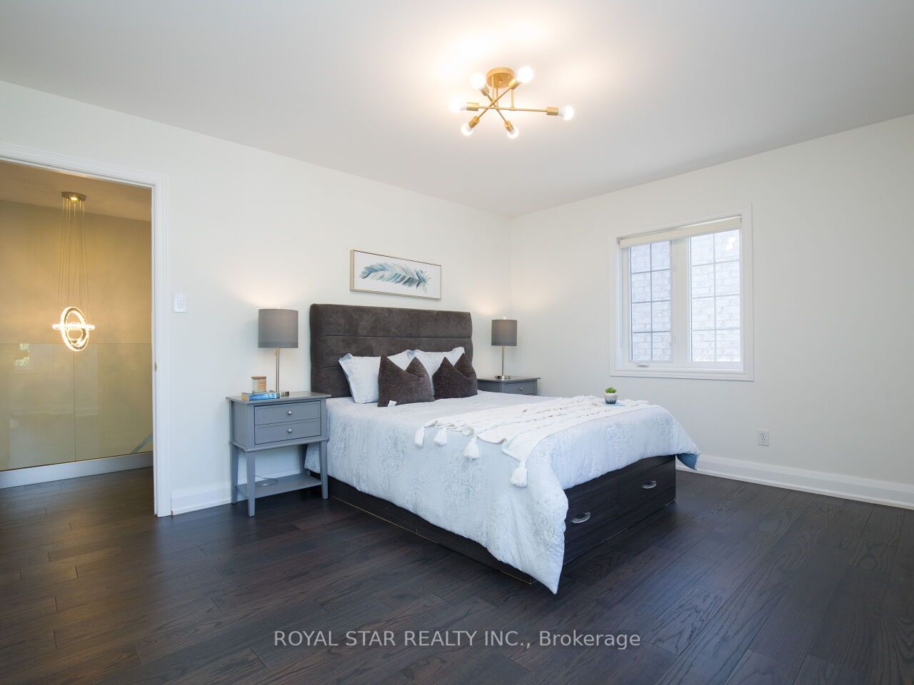 123 Royview Cres