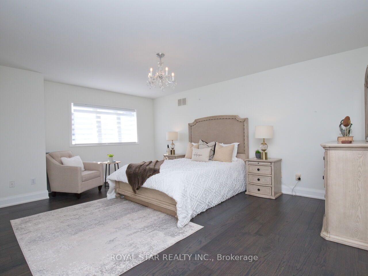 123 Royview Cres