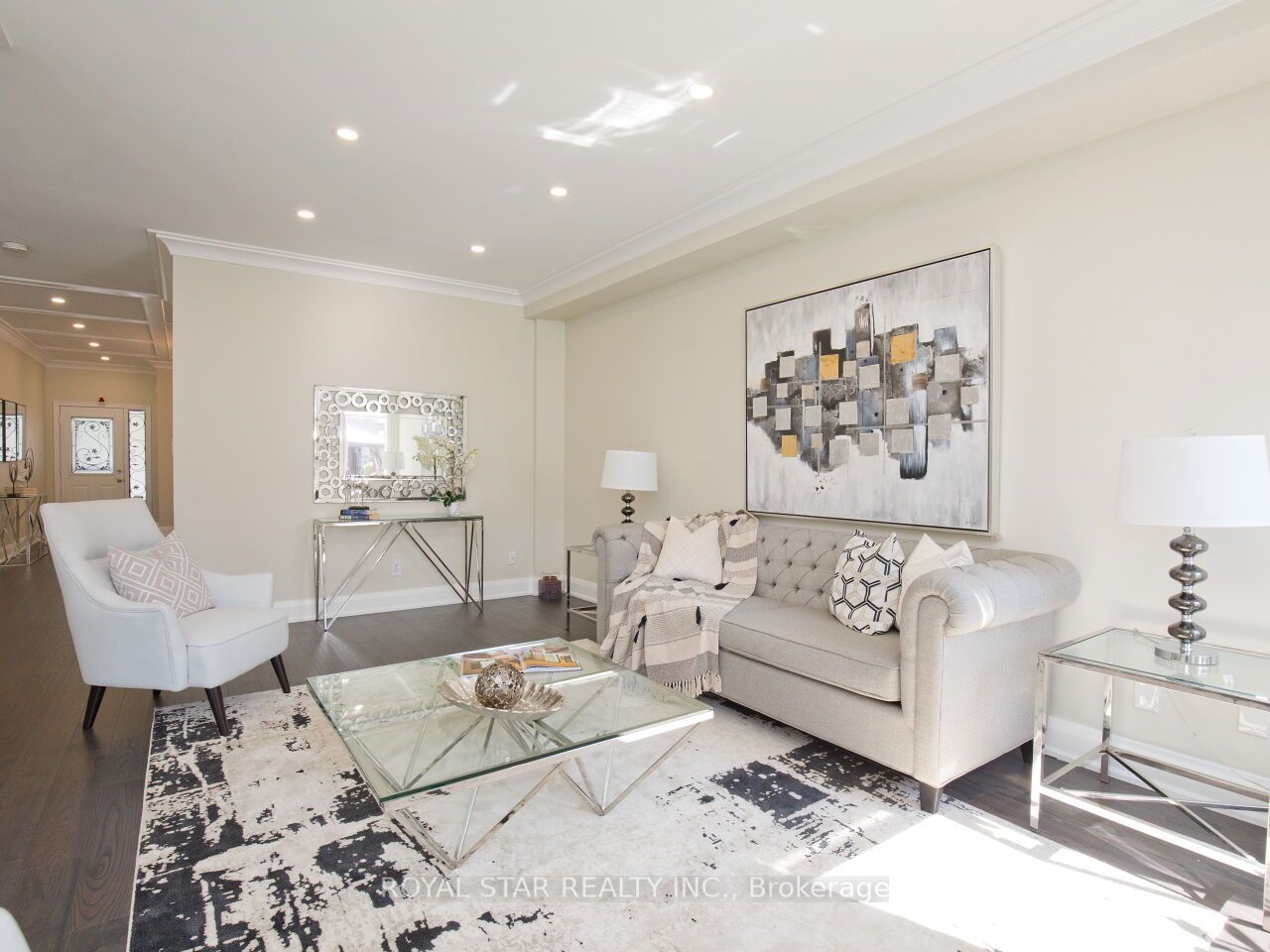123 Royview Cres