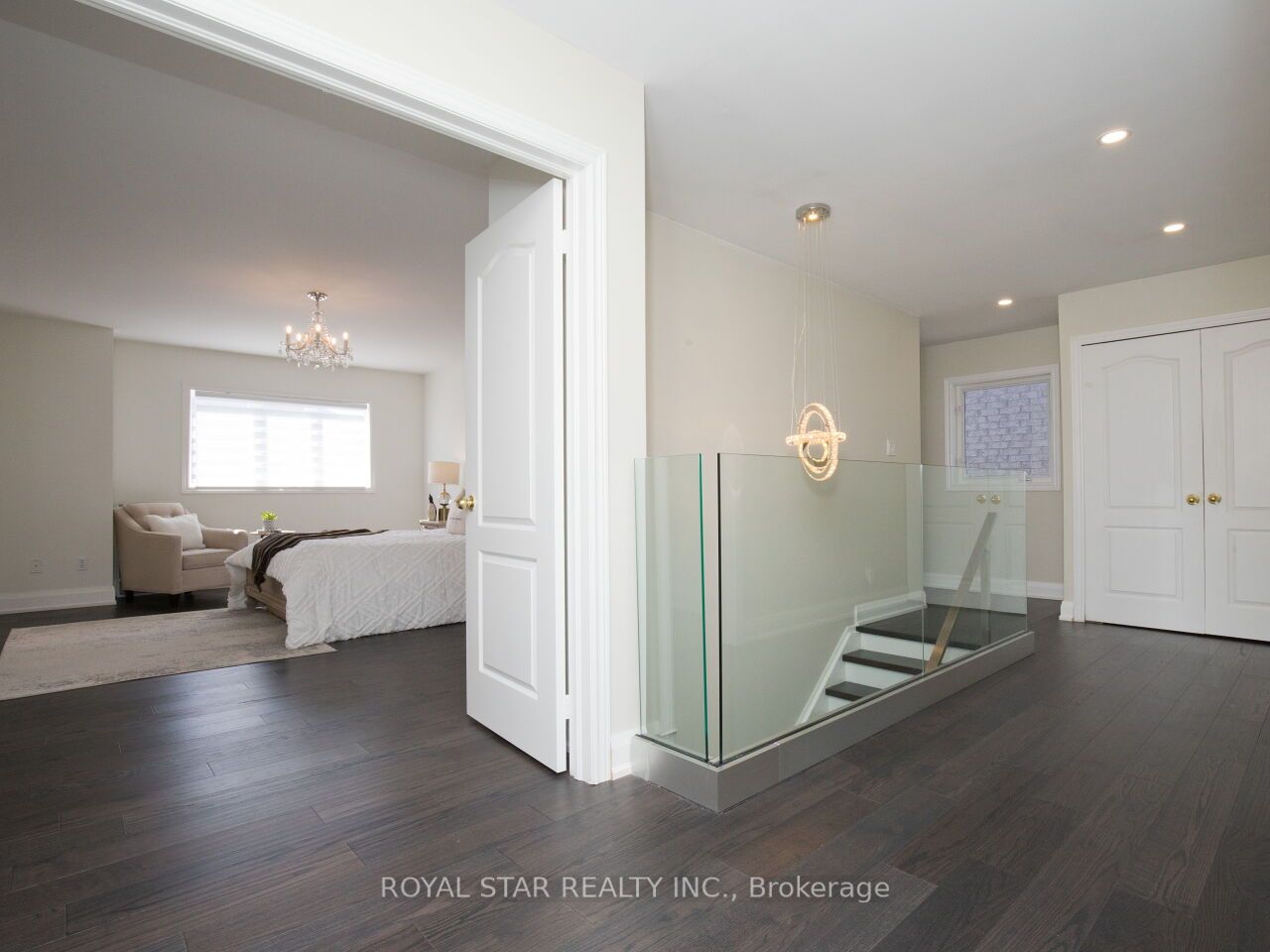 123 Royview Cres
