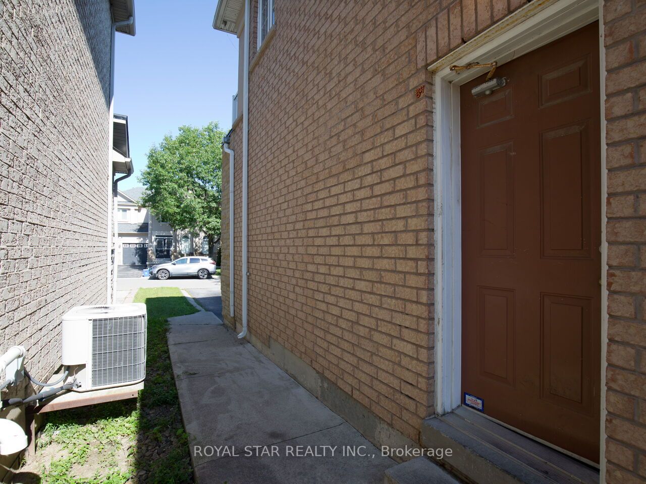 123 Royview Cres