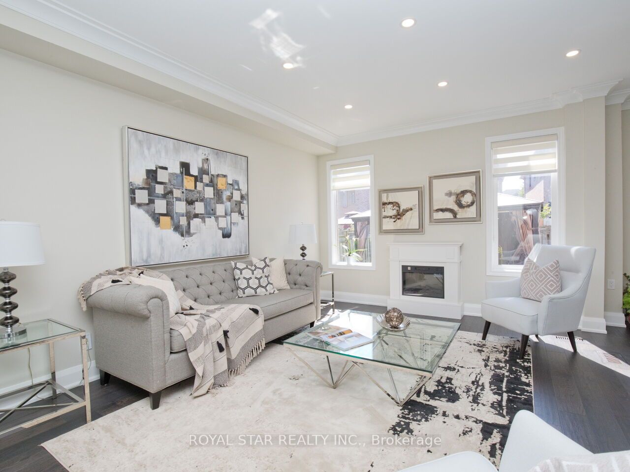 123 Royview Cres