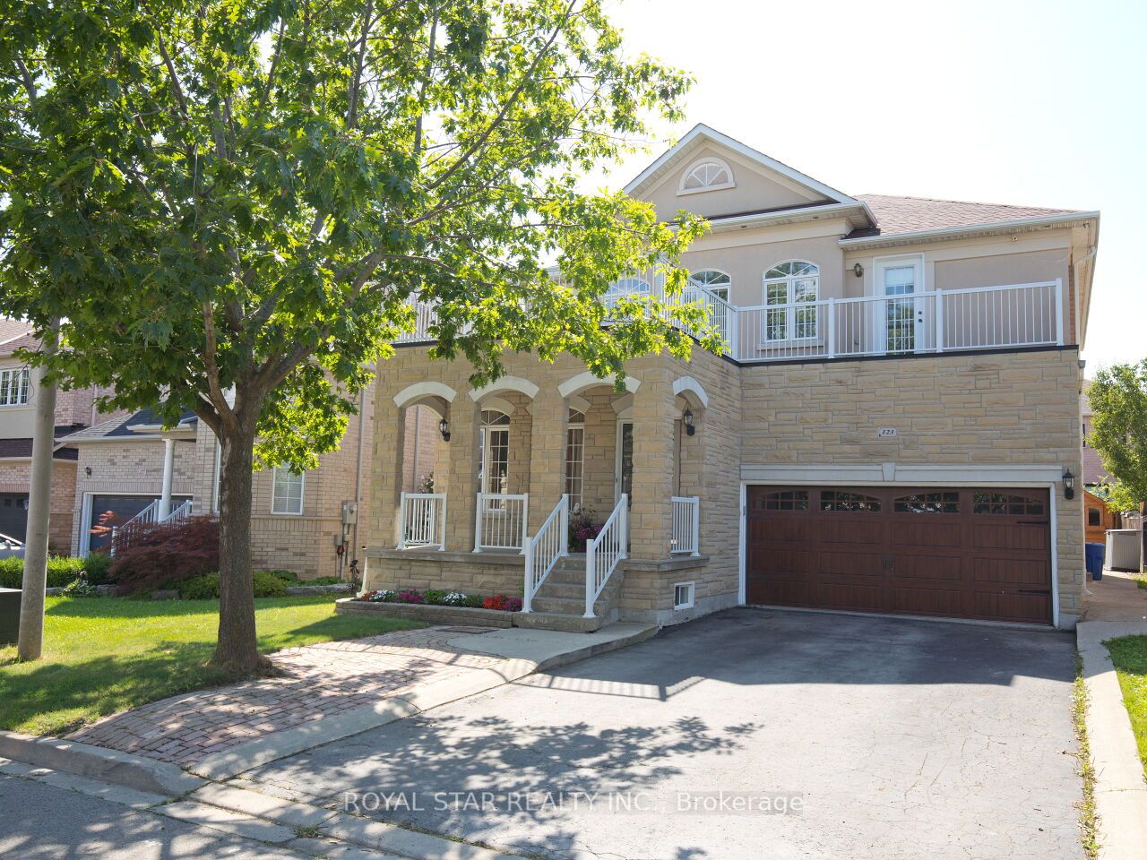 123 Royview Cres