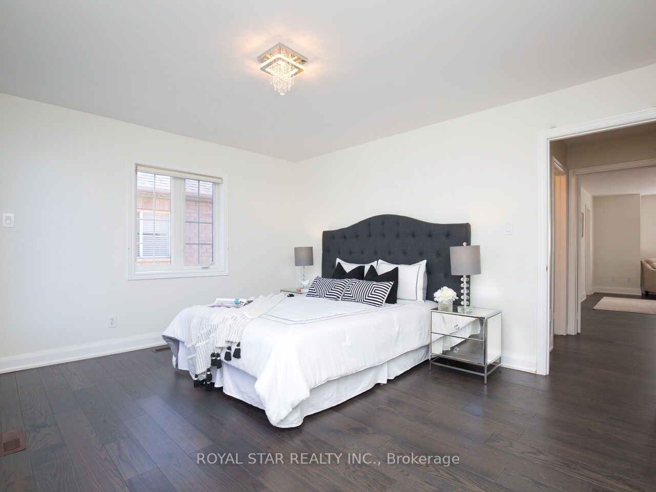 123 Royview Cres