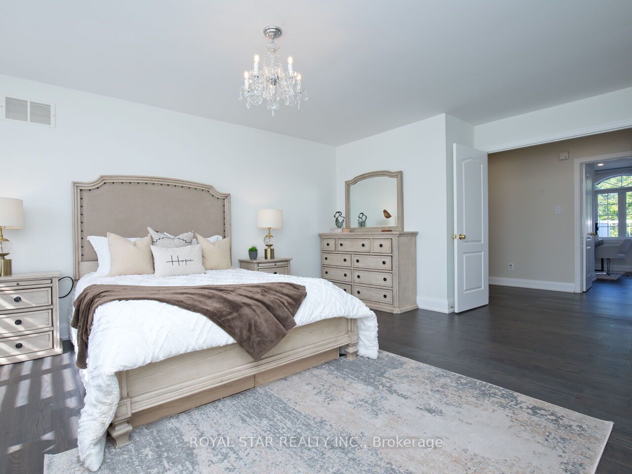 123 Royview Cres