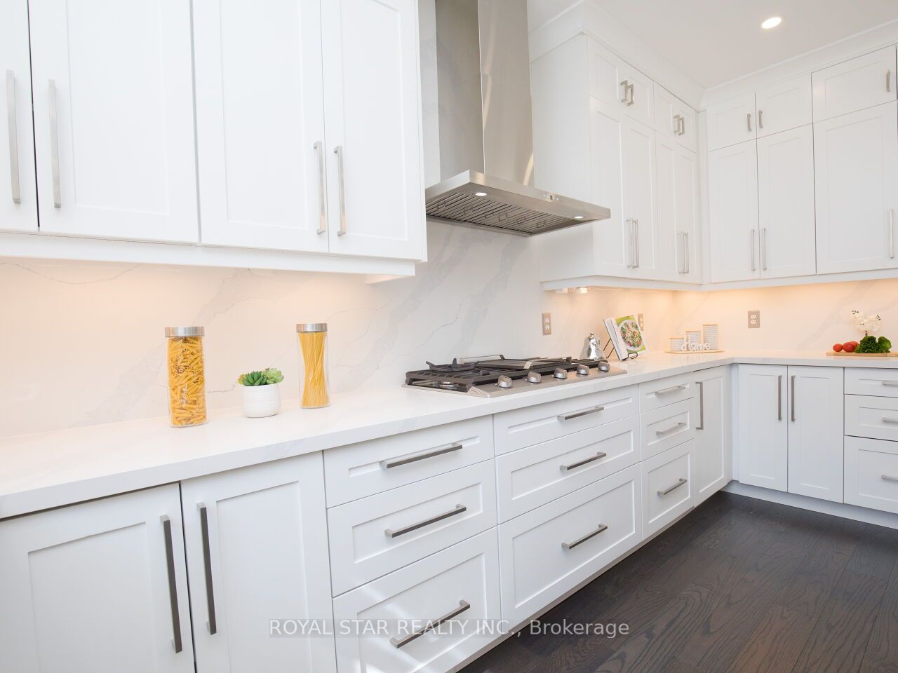 123 Royview Cres