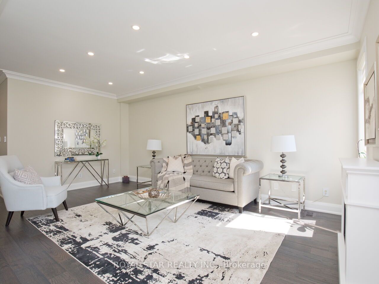 123 Royview Cres