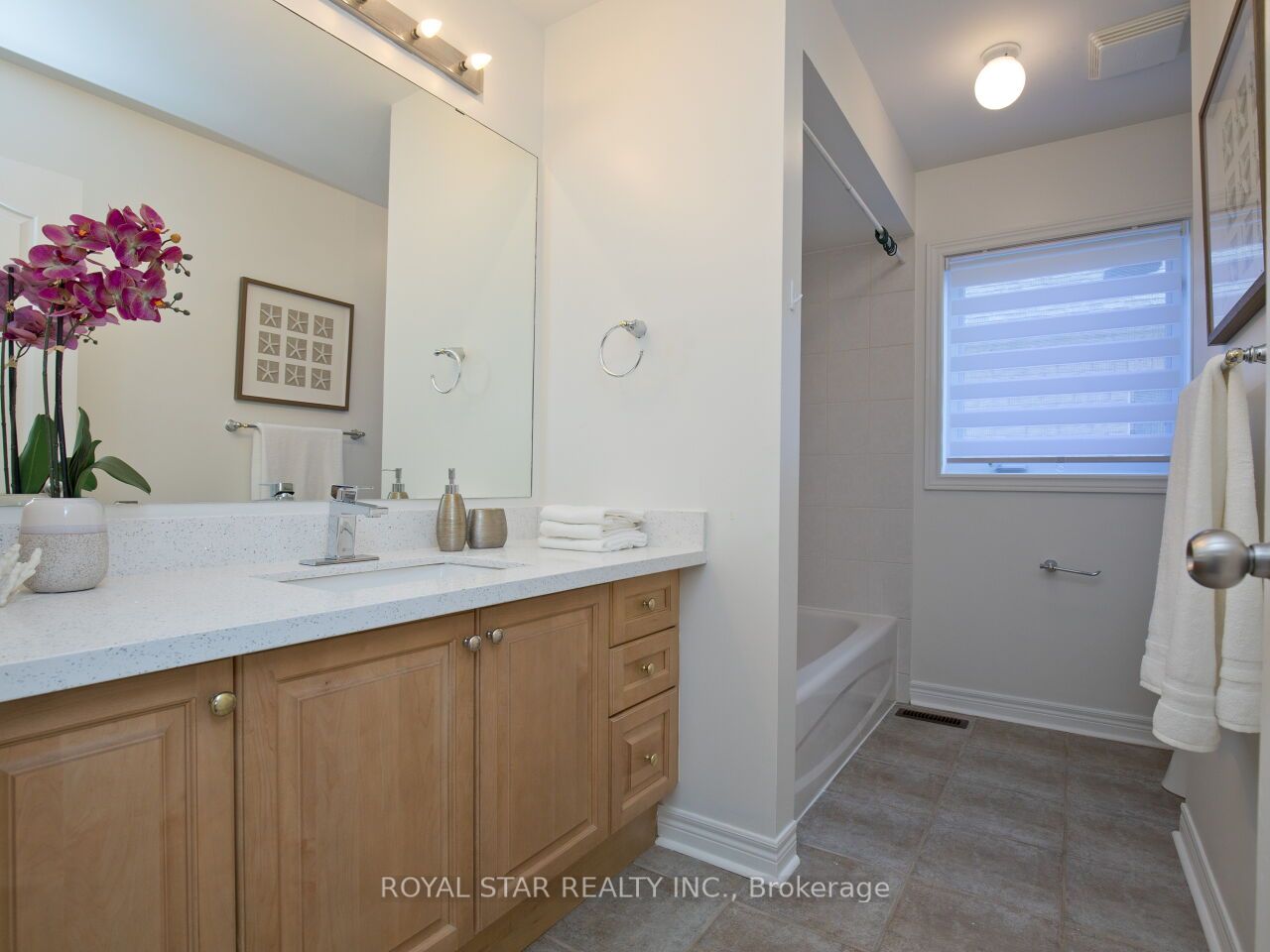 123 Royview Cres