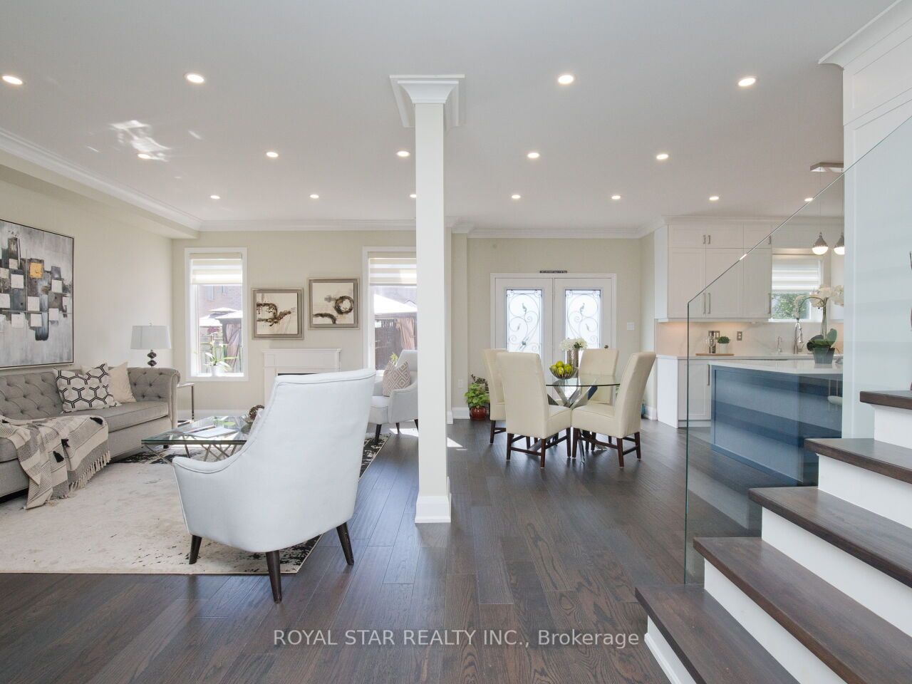 123 Royview Cres