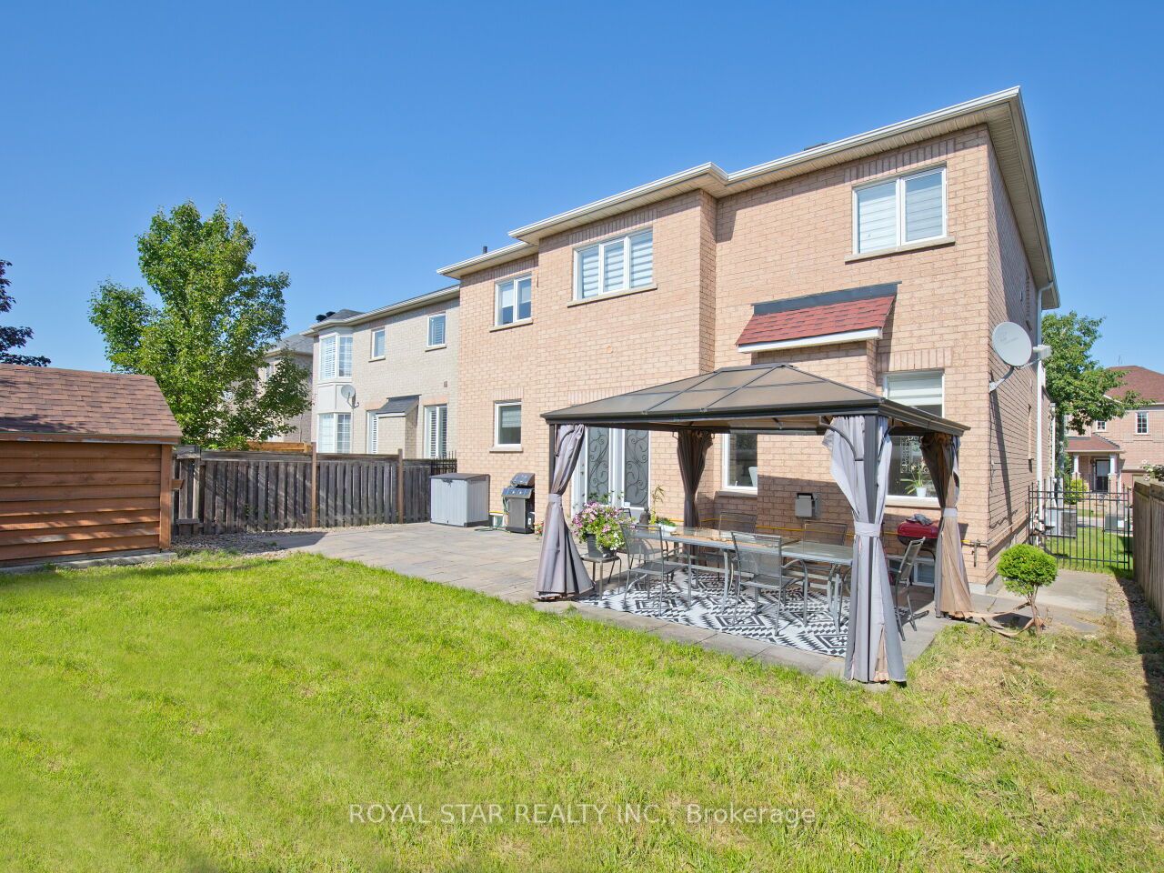 123 Royview Cres