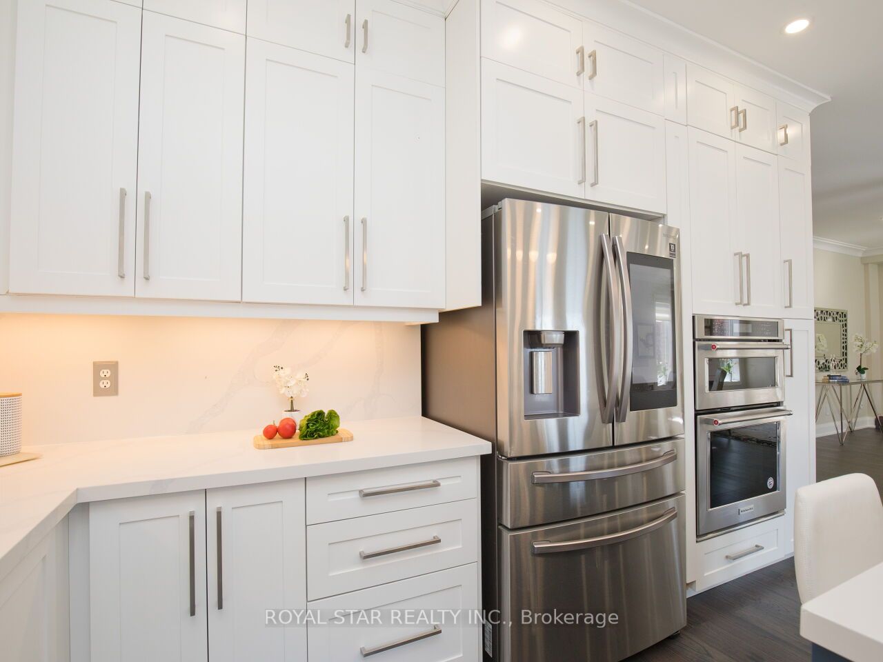 123 Royview Cres