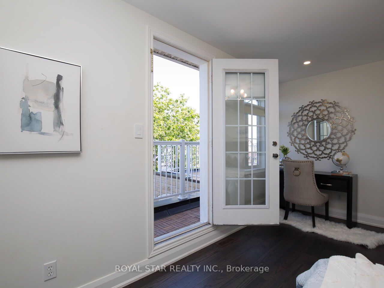 123 Royview Cres