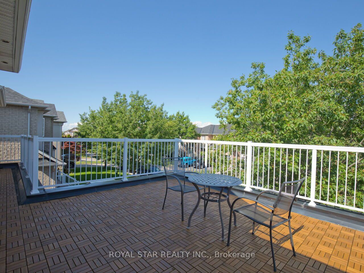123 Royview Cres
