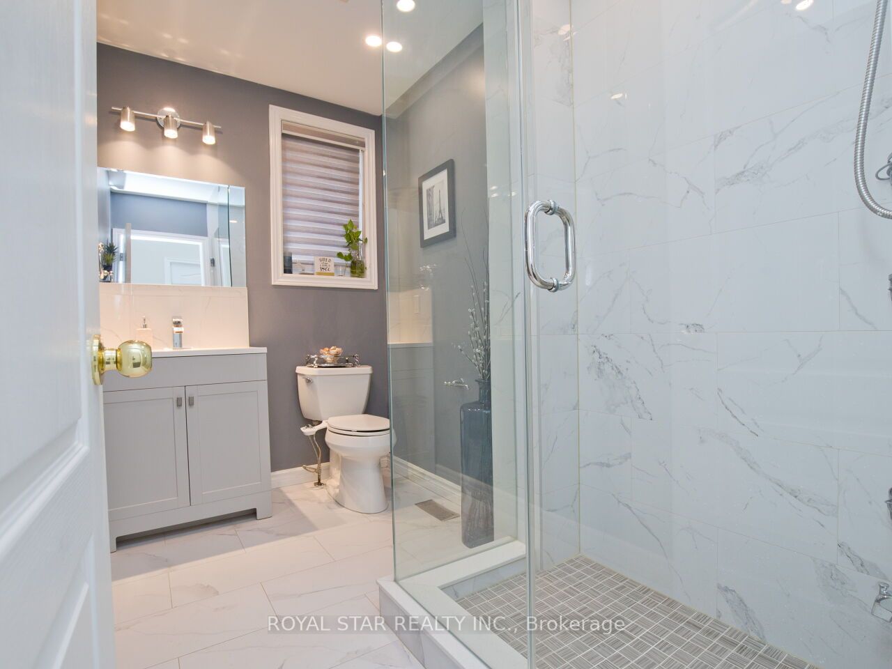 123 Royview Cres