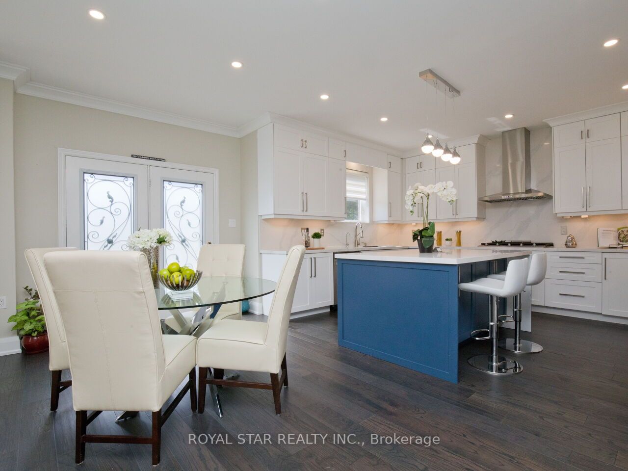 123 Royview Cres