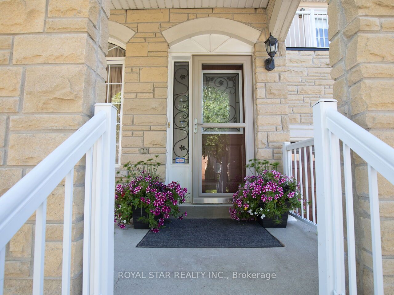 123 Royview Cres