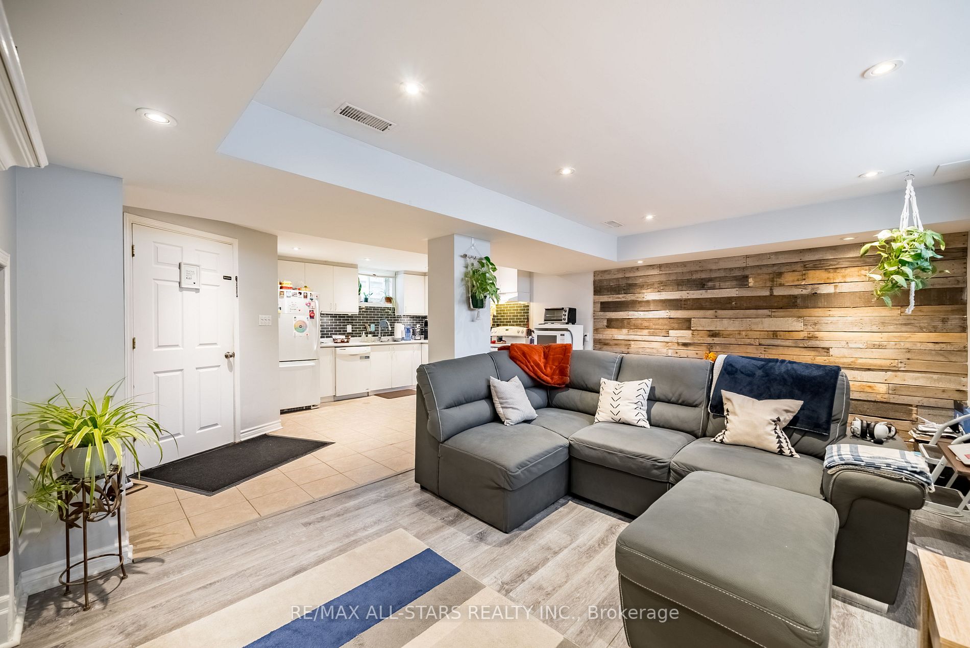 41 Montreal St