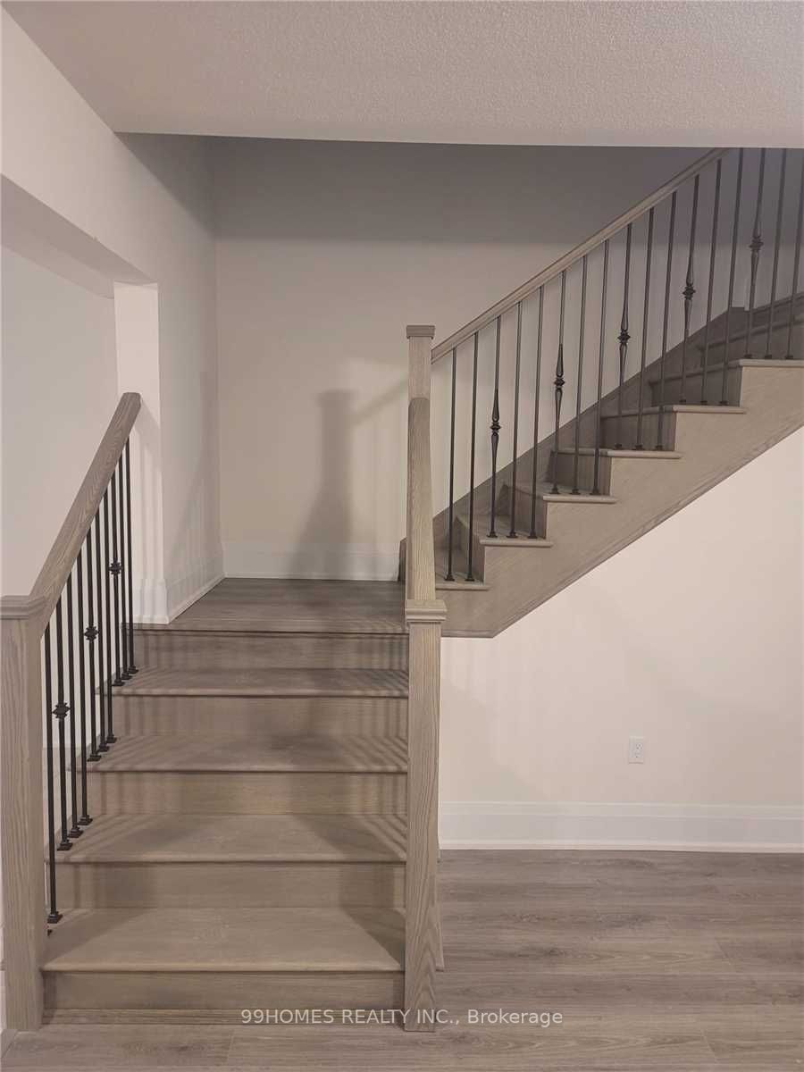 94 Ferragine Cres