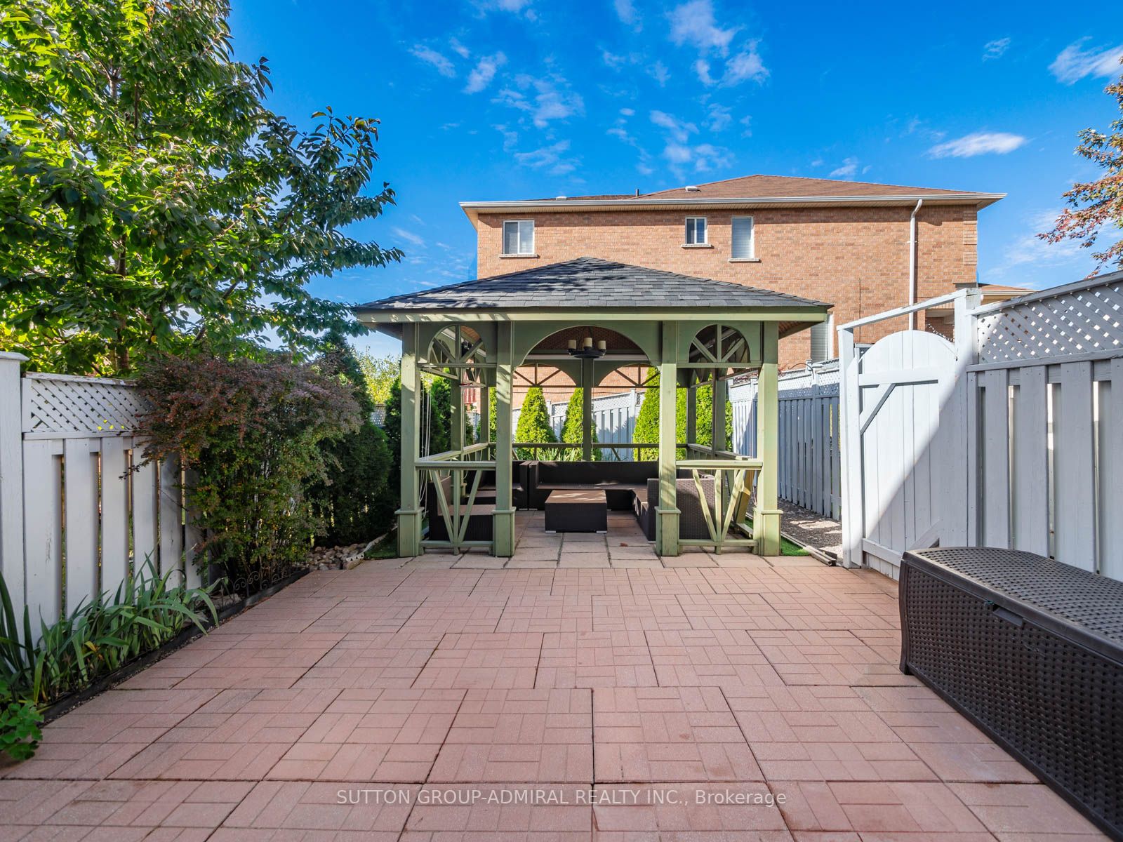 90 Lindenshire Ave