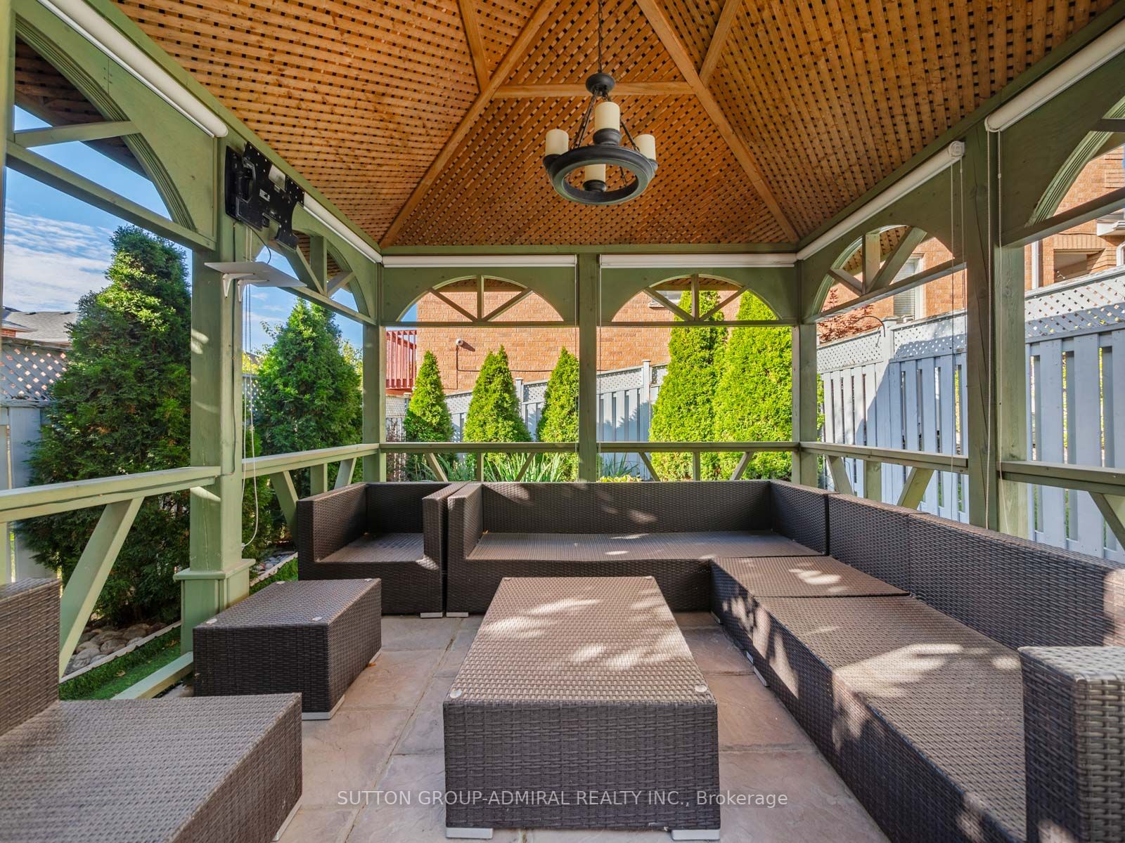 90 Lindenshire Ave
