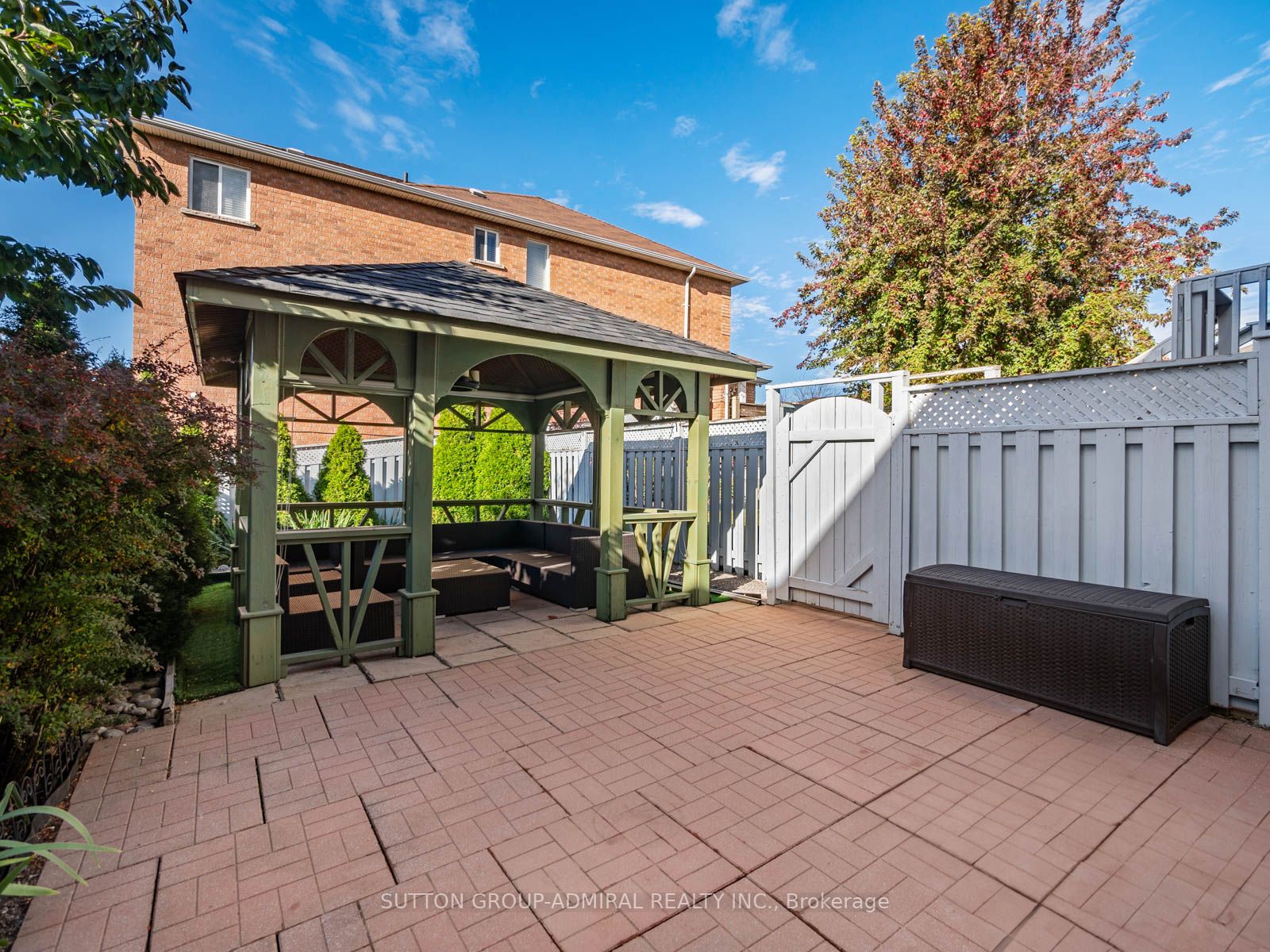90 Lindenshire Ave