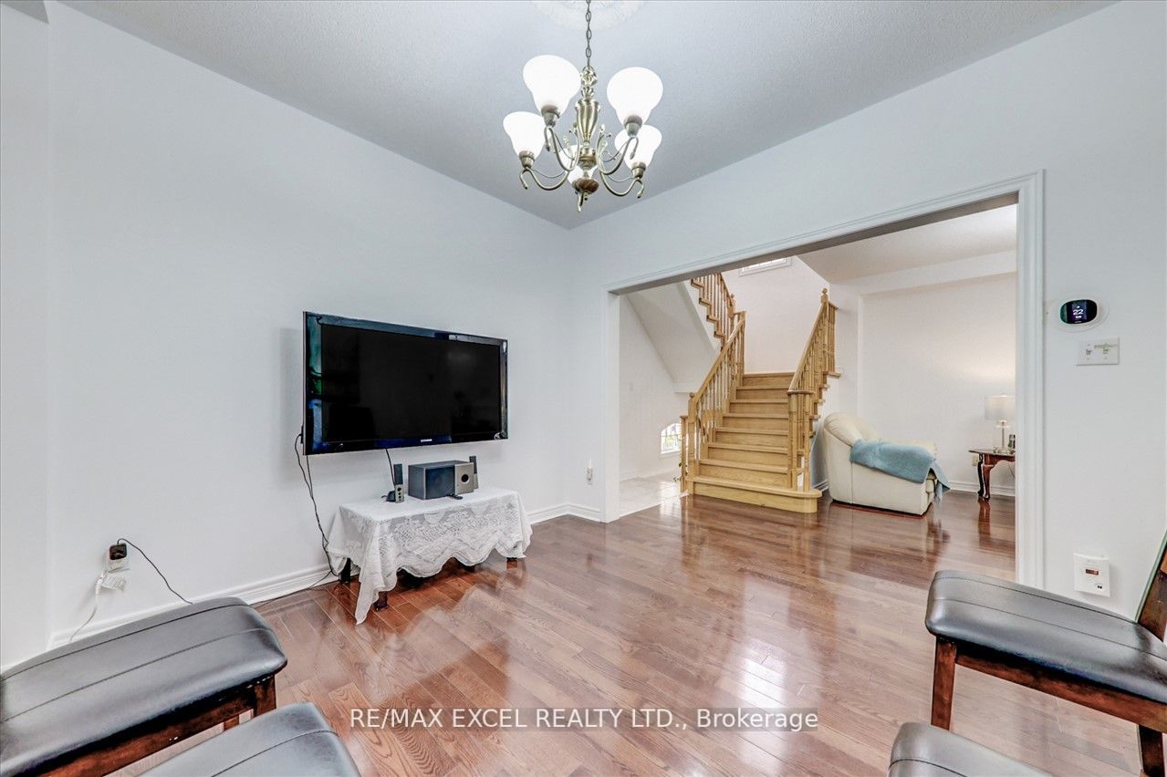 563 Highglen Ave