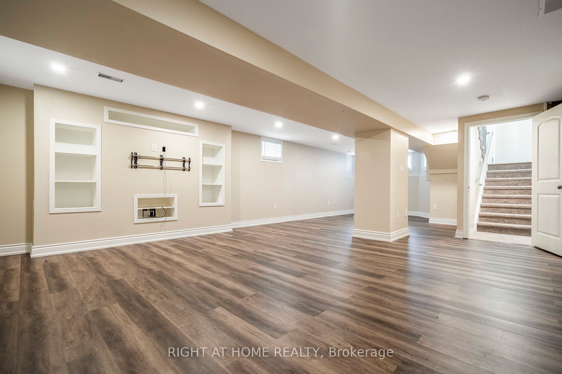 85 Mike Hart Dr