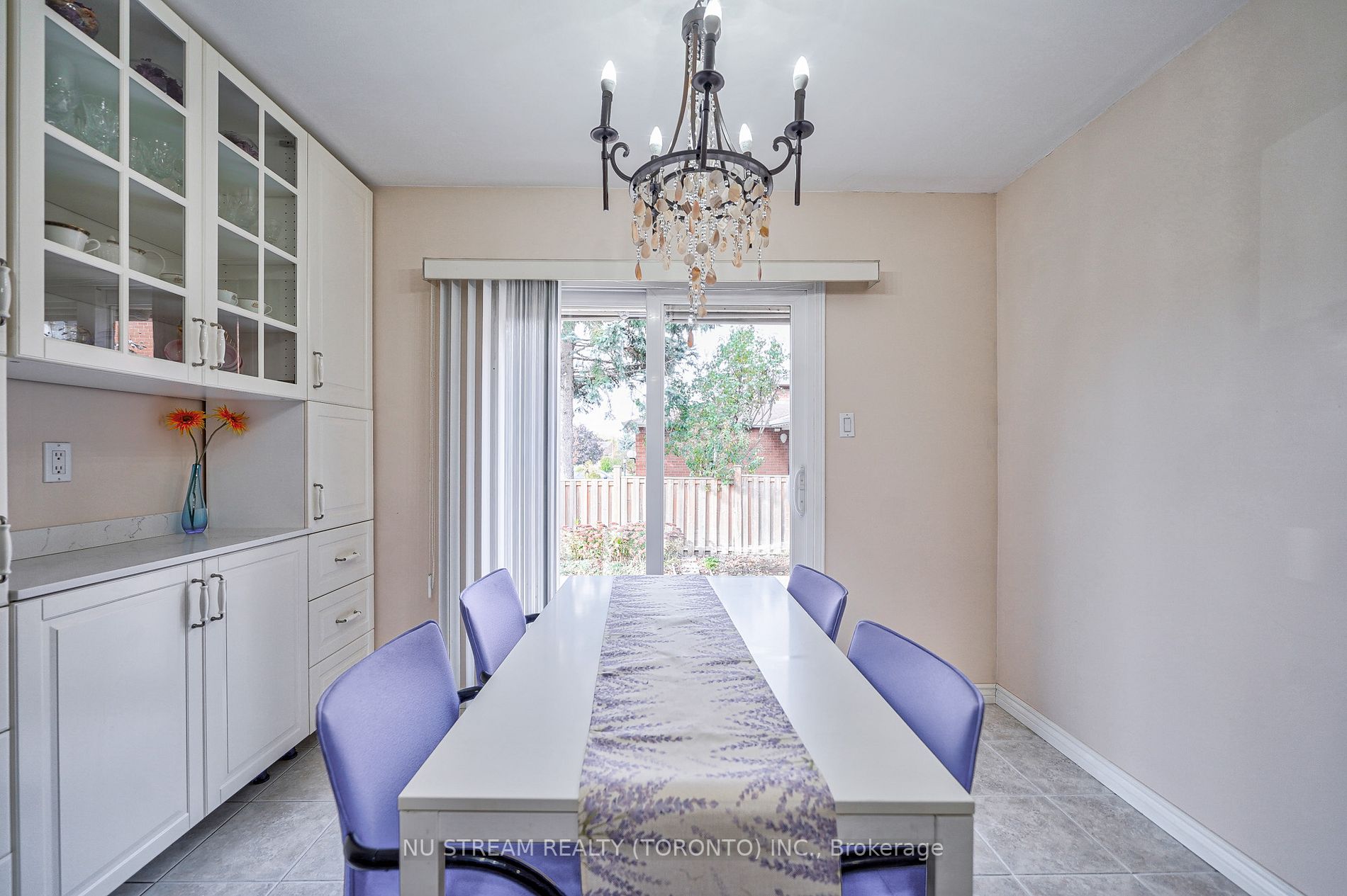 66 Ardwell Cres E