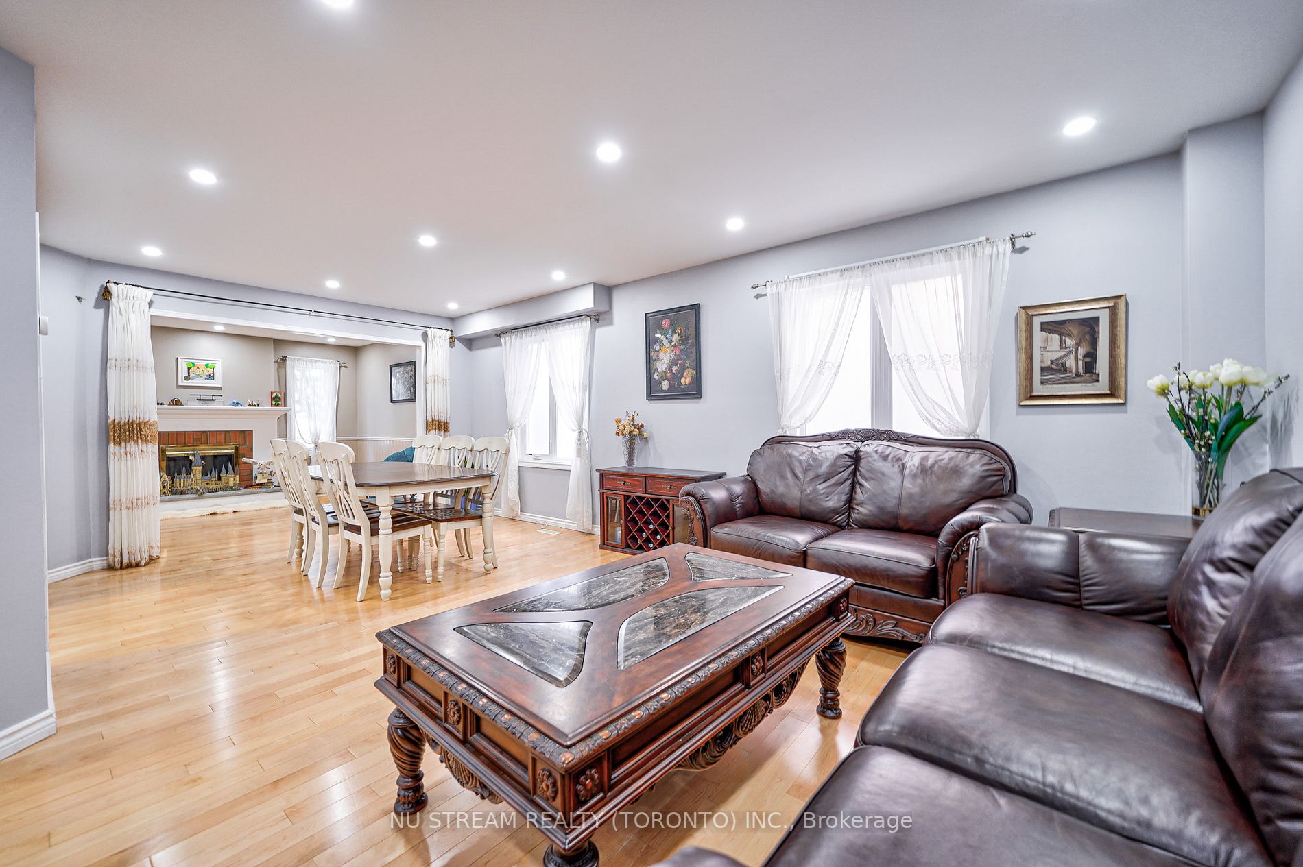 66 Ardwell Cres E