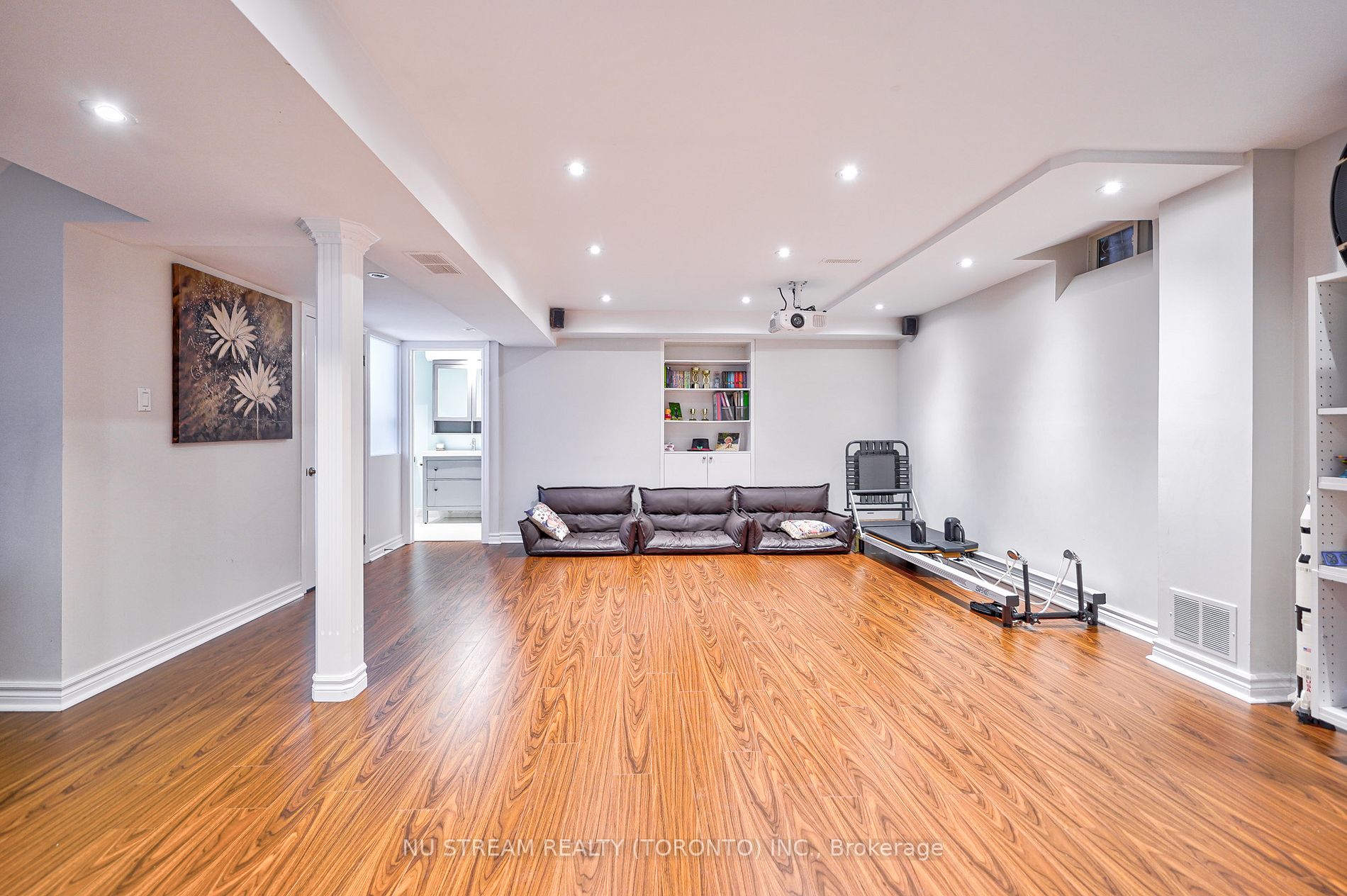 66 Ardwell Cres E