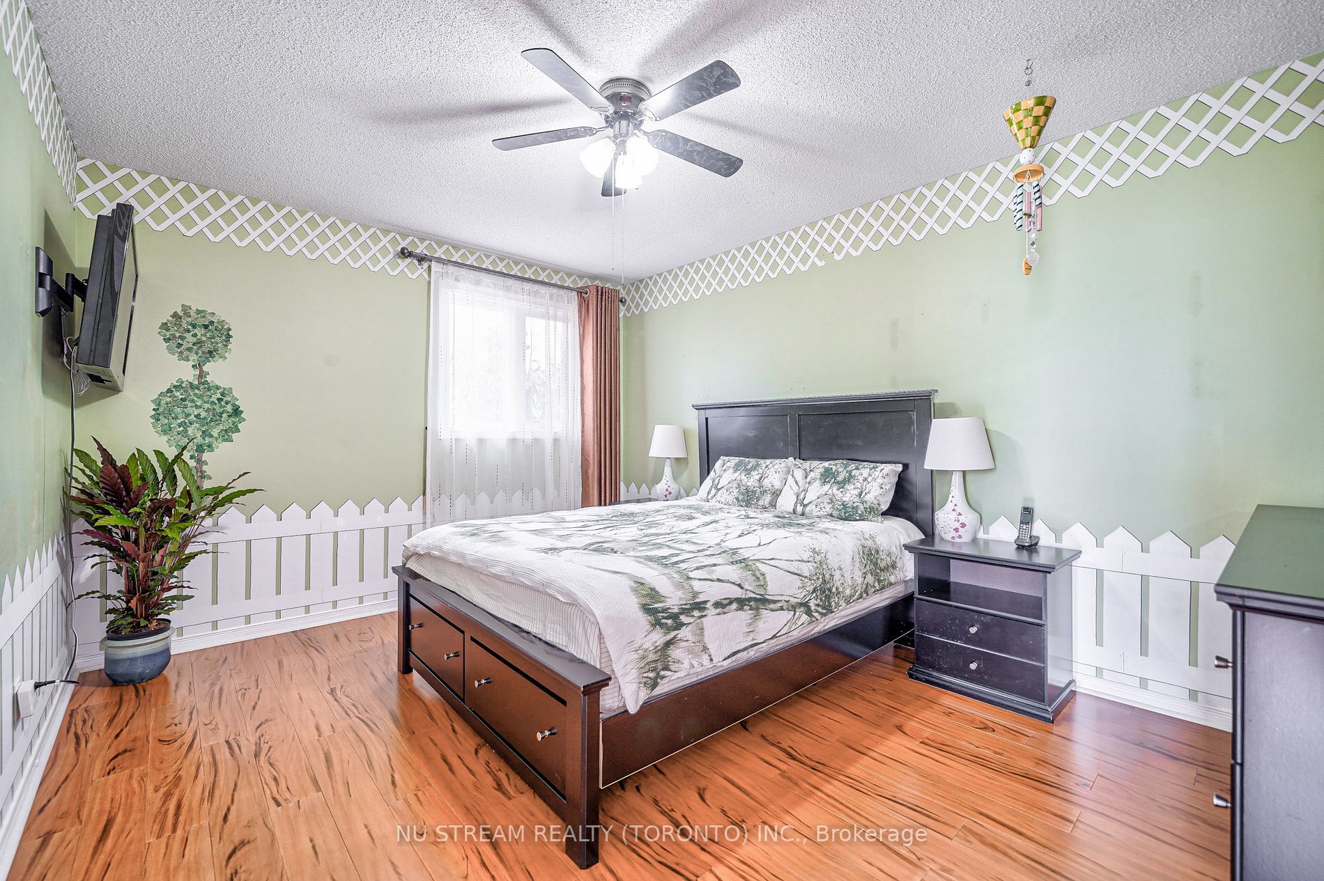 66 Ardwell Cres E