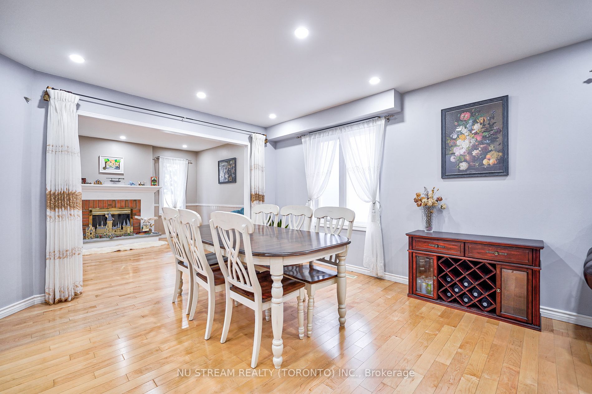 66 Ardwell Cres E