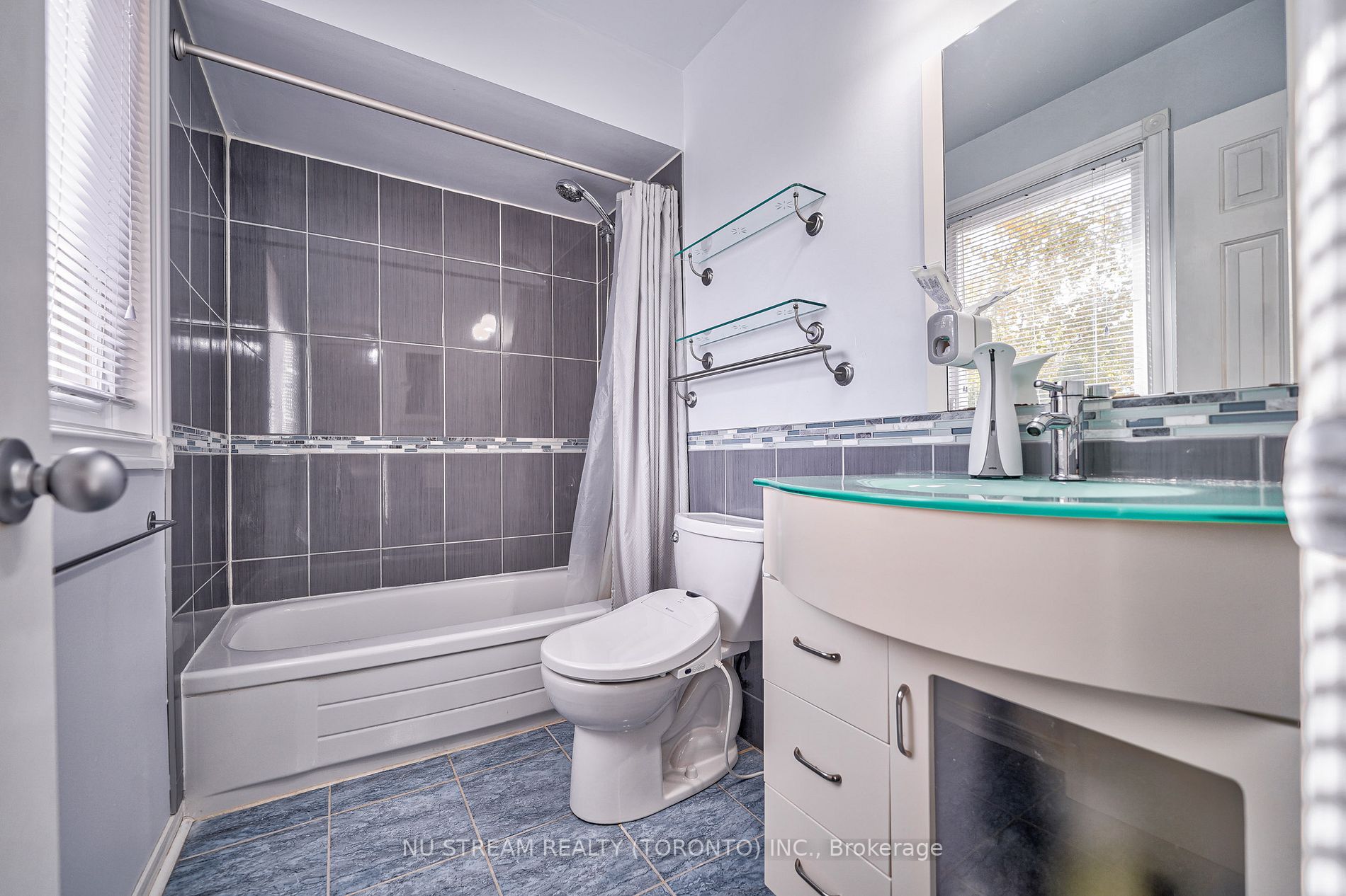 66 Ardwell Cres E