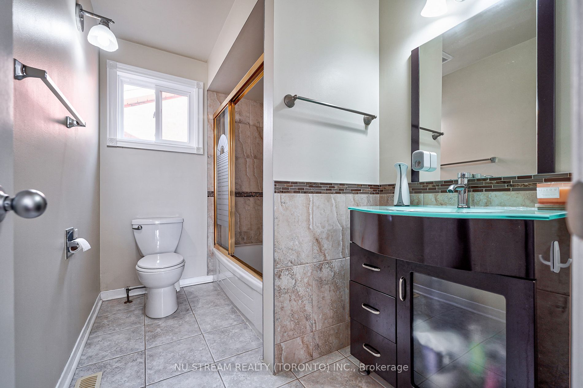 66 Ardwell Cres E