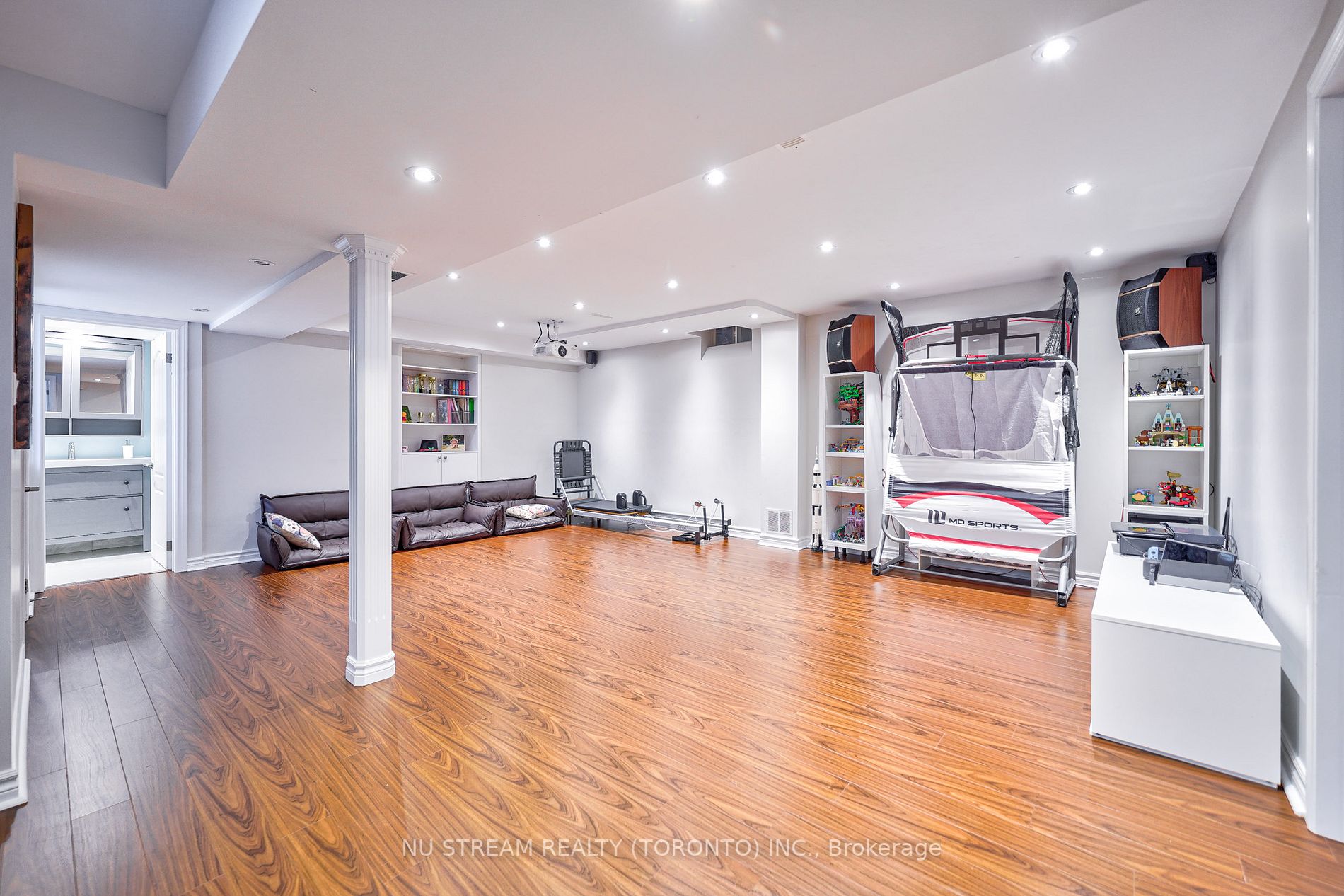 66 Ardwell Cres E