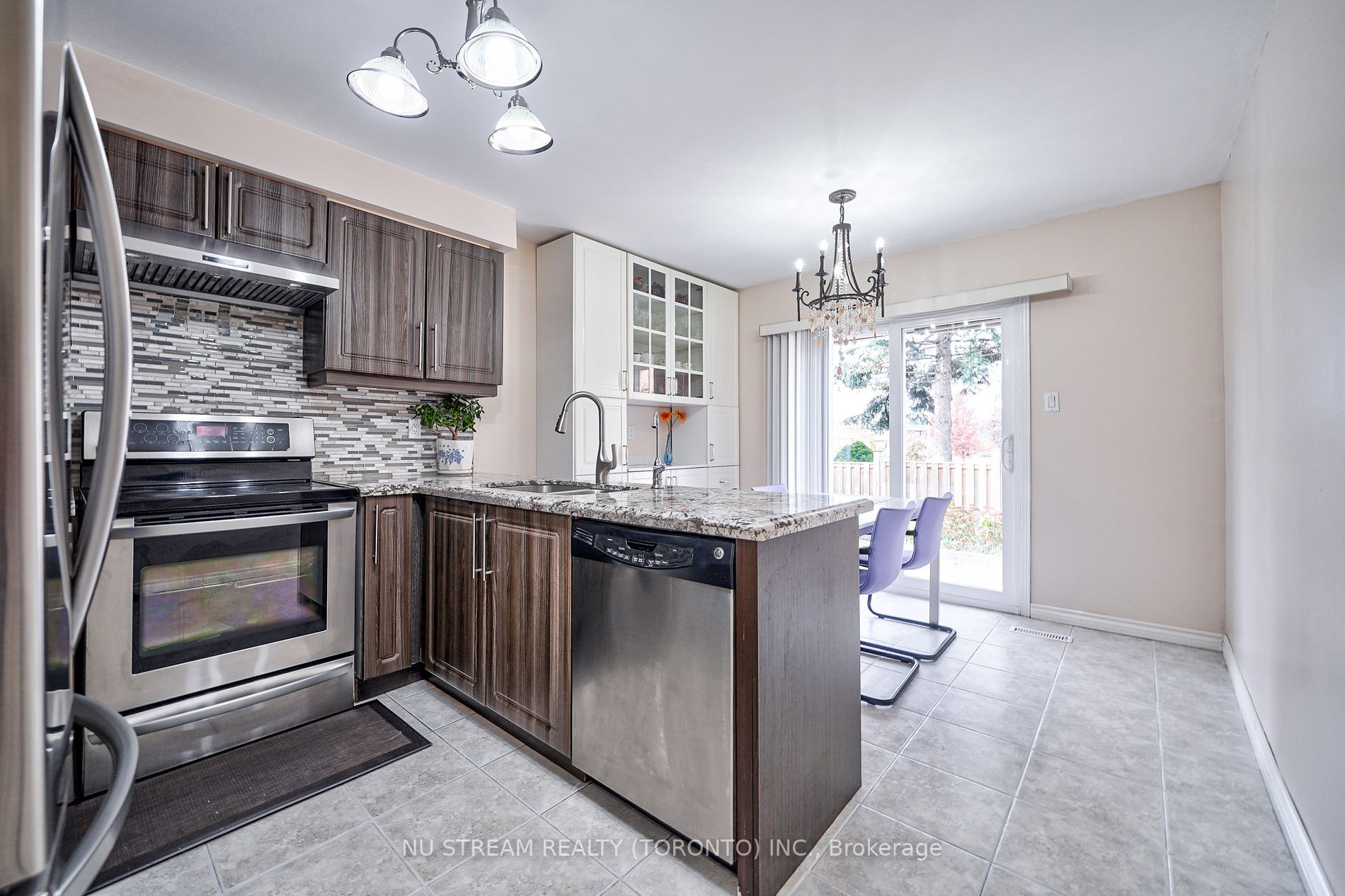 66 Ardwell Cres E
