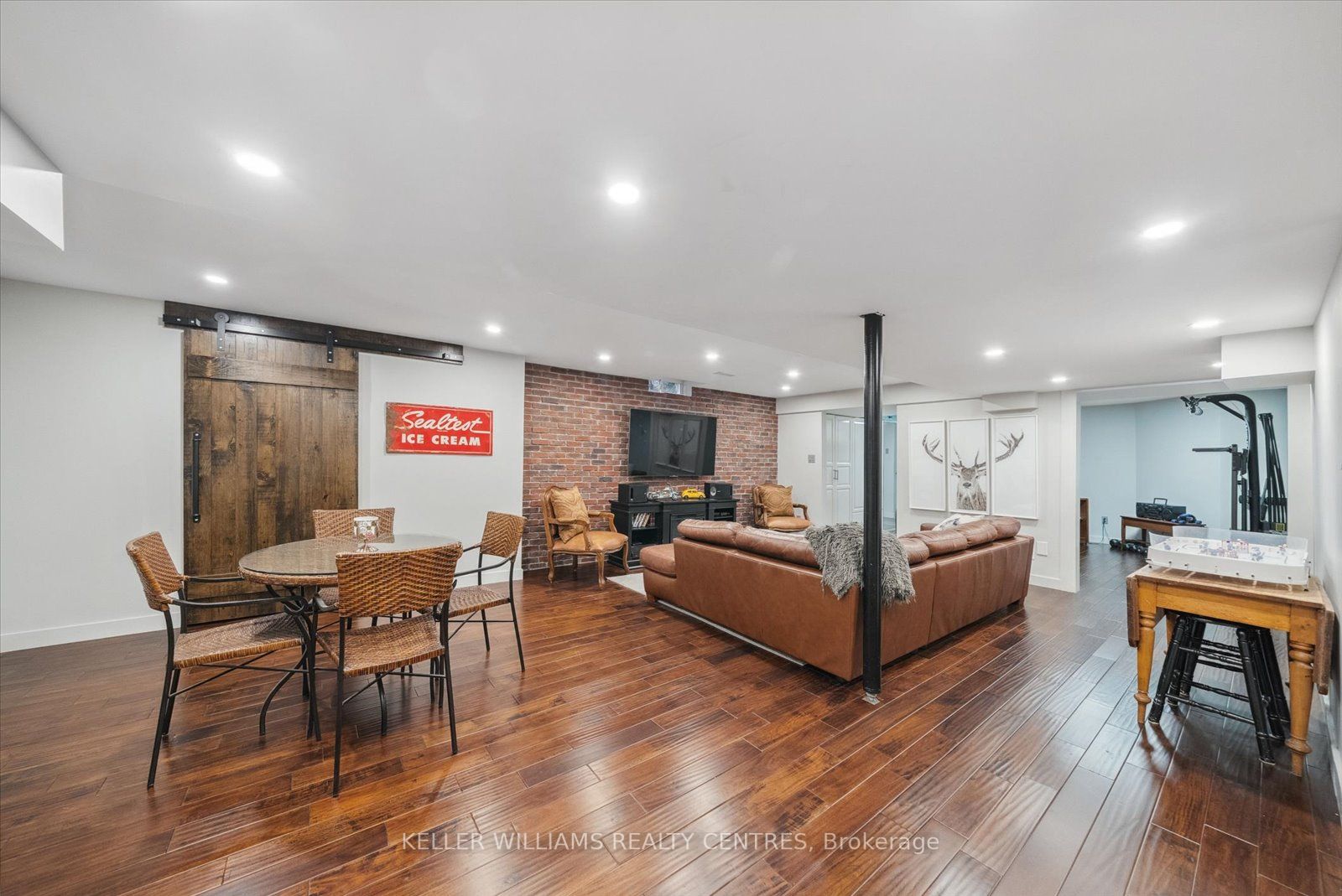 126 Hollybush Dr