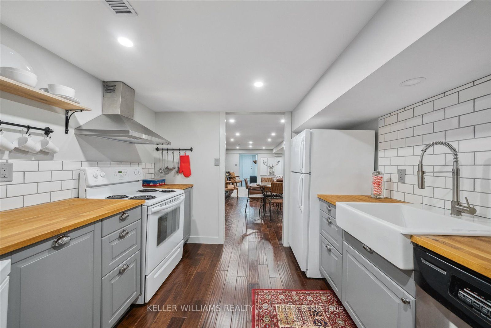 126 Hollybush Dr