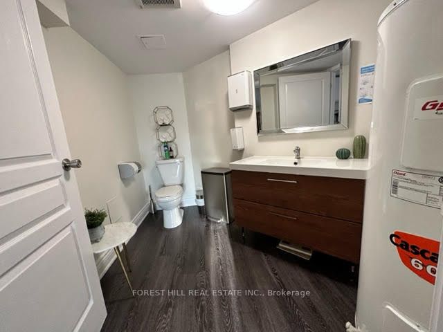 15565 Yonge St, #101