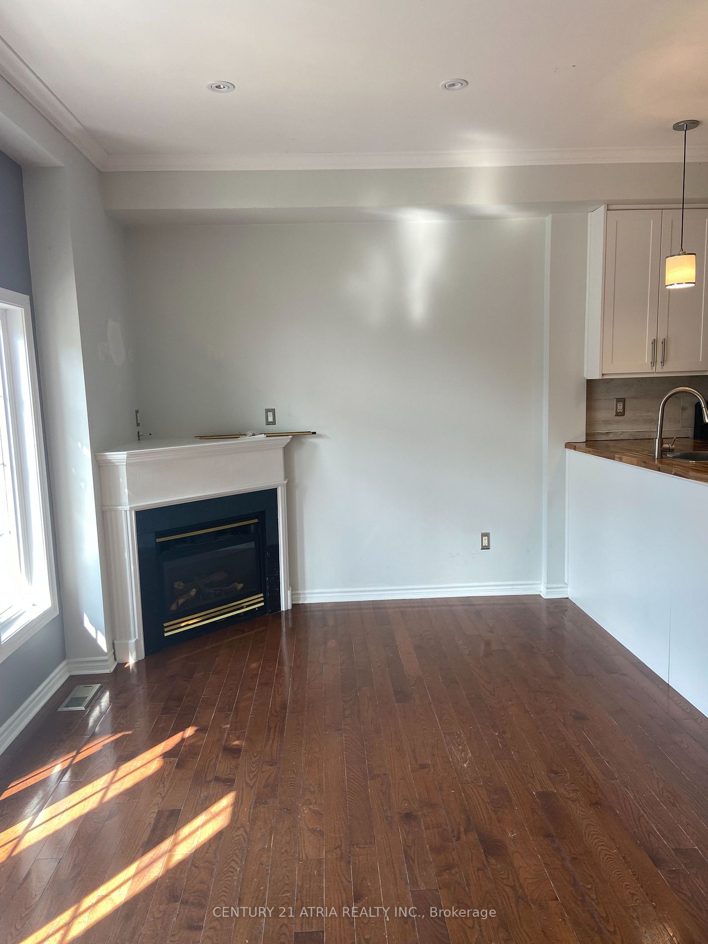 6 Robert St